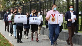 FOTO // Flashmob la Președinție: Tinerii PAS i-au transmis lui Dodon ordinul „Gloria lenii”